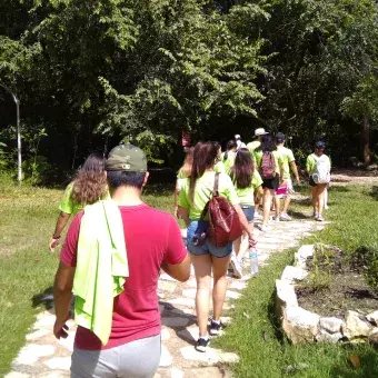 alumnos ingresando al centro turistico