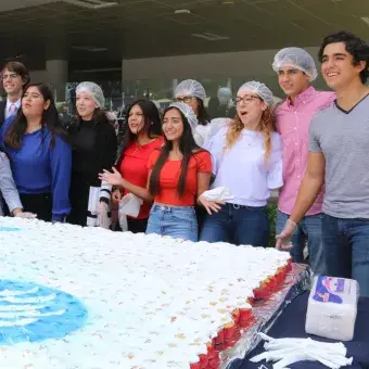 Un gran pastel por el #75añosTec se repartió entre los alumnos en Guadalajara.