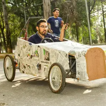 Probando uno de los autos.