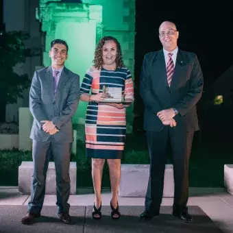 Los profesores recibieron un diploma y una replica del monumento en honor a Adolfo Prieto