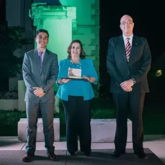 Los profesores recibieron un diploma y una replica del monumento en honor a Adolfo Prieto