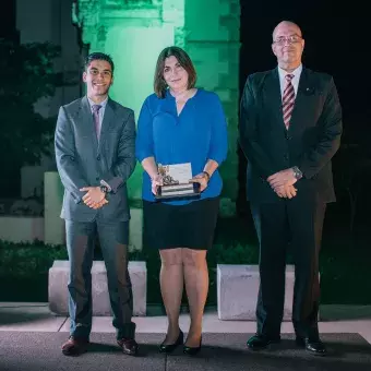 Los profesores recibieron un diploma y una replica del monumento en honor a Adolfo Prieto