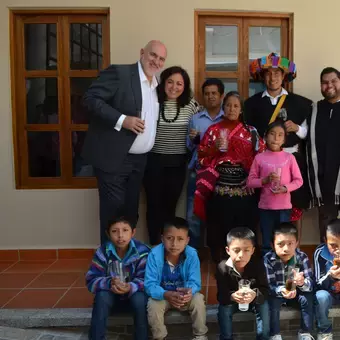 El Vice Rector y la Decana de Arquitectura con las parteras y los niños