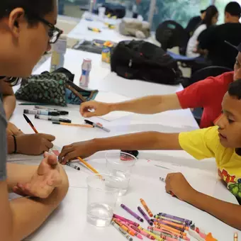 Niñas y niños se unen a estudiantes del Tec para construir juguetes 