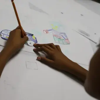 Niñas y niños se unen a estudiantes del Tec para construir juguetes 