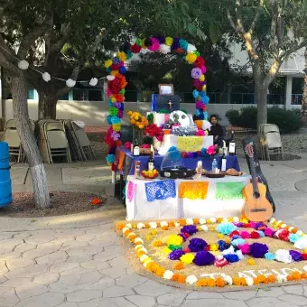 Alumnos festejando el día de muertos