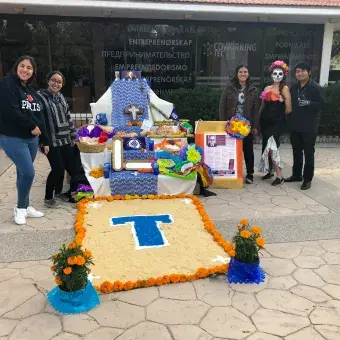 Alumnos festejando el día de muertos