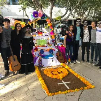 Alumnos festejando el día de muertos