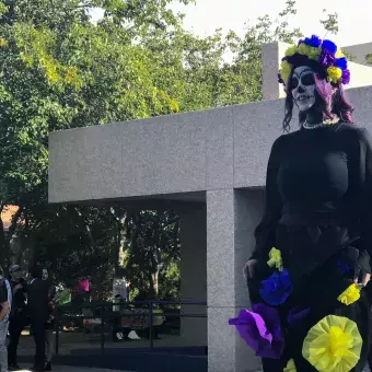 Alumnos festejando el día de muertos