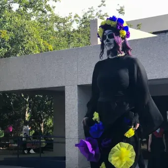 Alumnos festejando el día de muertos
