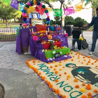 Alumnos festejando el día de muertos