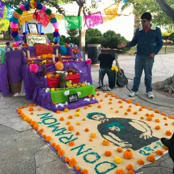 Alumnos festejando el día de muertos
