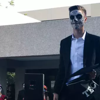 Alumnos festejando el día de muertos