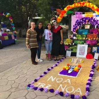 Alumnos festejando el día de muertos