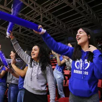 Alumnos del Tec de Monterrey apoyando a su equipo