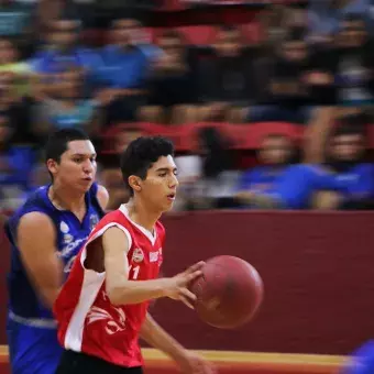 Alumnos compitiendo en la cancha