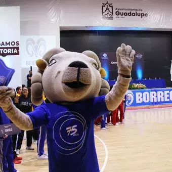 La botarga apoyando a los Borregos