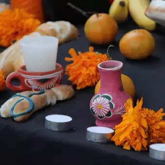 Acercamiento a un altar de muertos