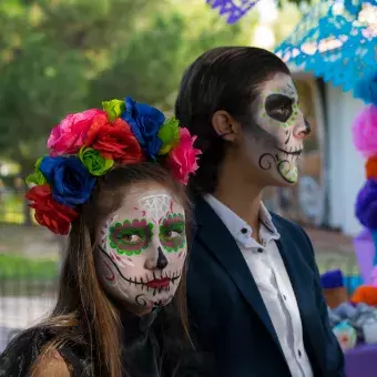 Alumnos festejando el día de muertos