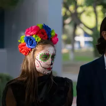 Alumnos festejando el día de muertos