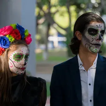Alumnos festejando el día de muertos