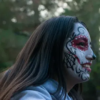Alumnos festejando el día de muertos