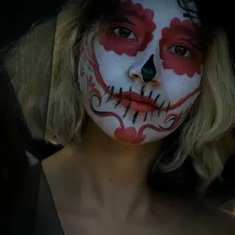 Alumnos festejando el día de muertos