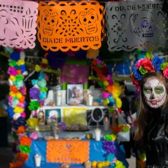 Alumnos festejando el día de muertos