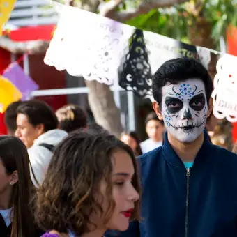 Alumnos festejando el día de muertos