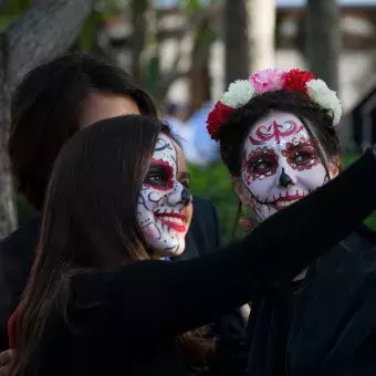 Alumnos festejando el día de muertos