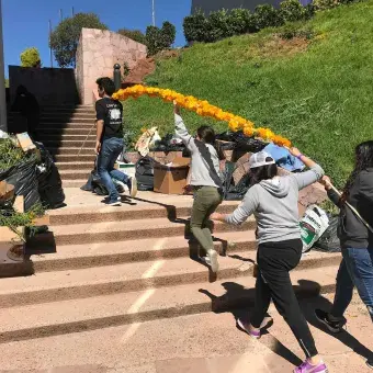 El trabajo en equipo para la creación de altares.