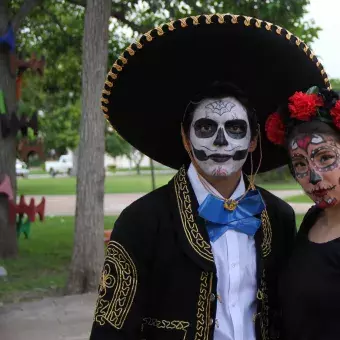 Dos alumnos de PrepaTec caracterizados como catrines