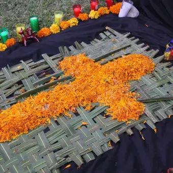 Cruz de pétalos de flor de cempasúchil