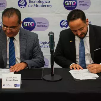 Juan Carlos Arreola y Jorge Enrique Hernández firma el documento.