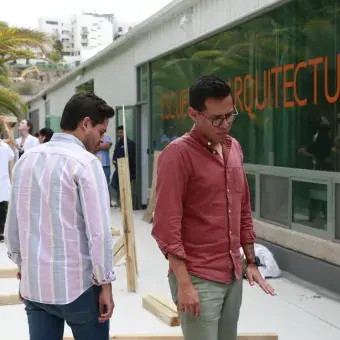 Arq. Mauricio y Arq. Adolfo, supervisando a los alumnos