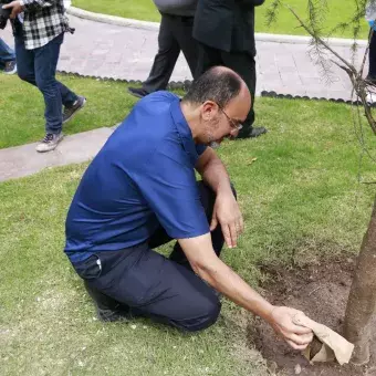 Director Hector Morelos con uno de los arboles de las carreras