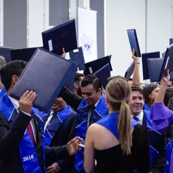 Alumnos celebrando la culminación de una etapa