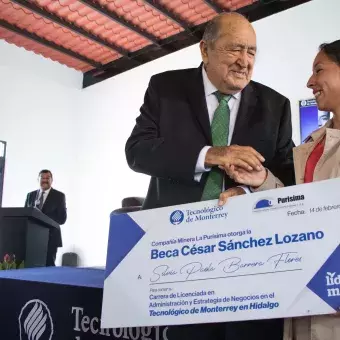 Entregan Beca “César Sánchez Lozano”