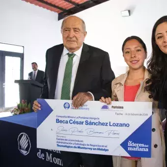 Entregan Beca “César Sánchez Lozano”