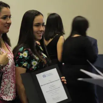 Entrega de Beca al Talento Académico 9