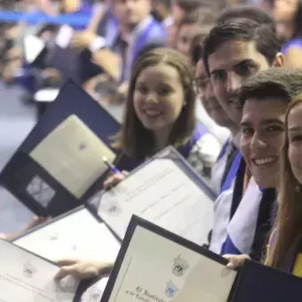 Con orgullo y emoción, ven a sus hijos cumplir sueño Tec (fotogalería)