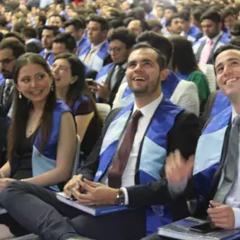 Con orgullo y emoción, ven a sus hijos cumplir sueño Tec (fotogalería)