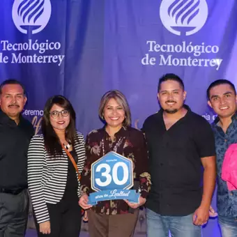 30 años, una historia. Angélica y su familia gozando su distinción.