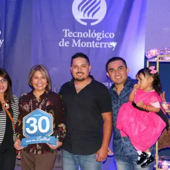 30 años, una historia. Angélica y su familia gozando su distinción.
