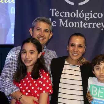 Nuestro maestros galardonados aprovecharon para tomarse fotos con sus familias.