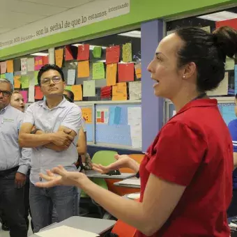 Tutora dando el taller RULER para padres