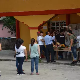 Alumnos del Tec participando en las decoraciones del Xantolo