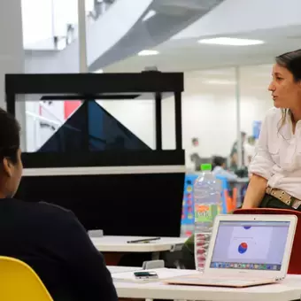 Maestra del Tecnológico de Monterrey impartiendo la Semanai en campus Tampico