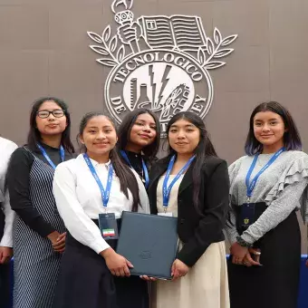 Alumnas de secundaria y bachillerato del municipio de Cherán. 