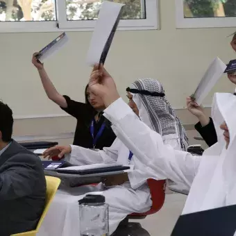 Delegados esperando la designación dentro del debate. 